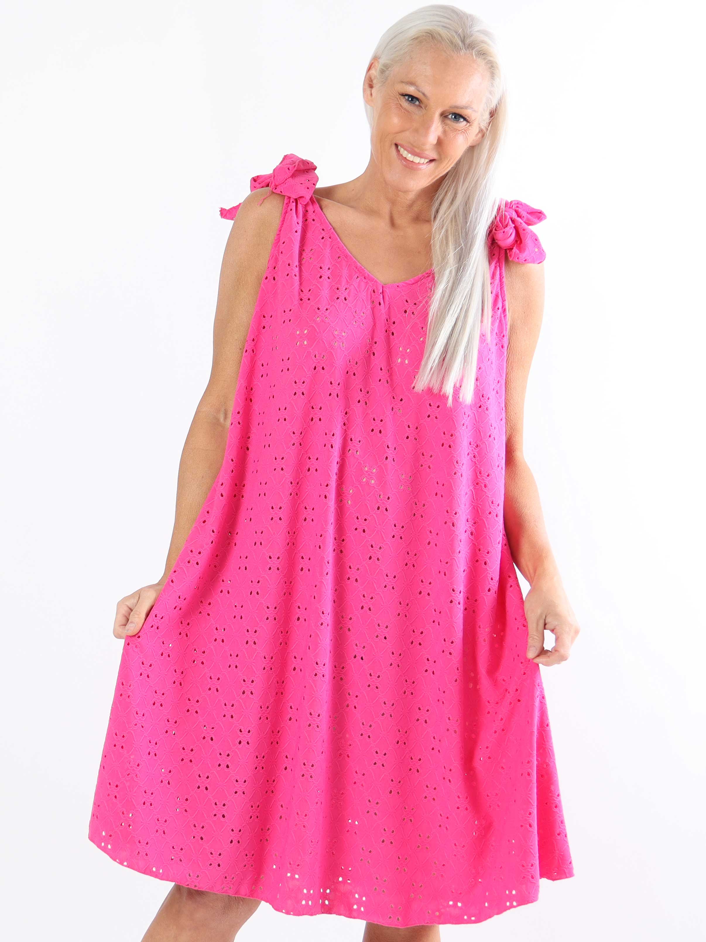 Likas - Mjuk och stretchig plus size-klänning med broderie anglaise